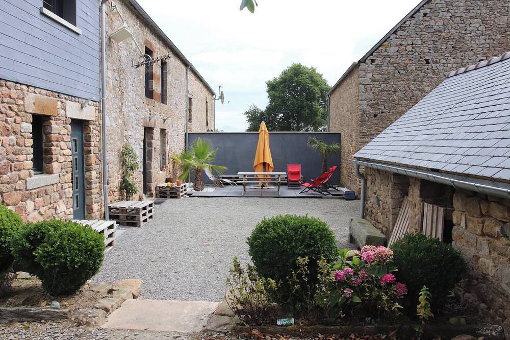 Homerez - Charming house near Sains with spa and enclosed garden in Sains, Saint-Malo region