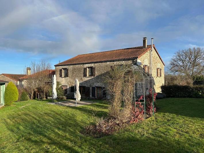 Location de vacances pour 7 personnes, avec jardin à Thiat