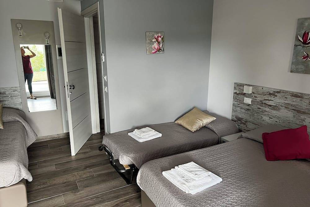 Charming 4-bedroom estate in enchanting Albaré Stazione with Ac, Wifi in Costermano, Gardasee-Berge