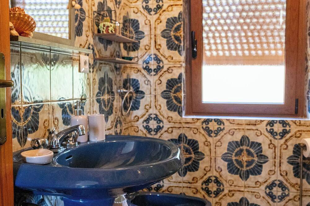 Artsy Villa for up to 5 people surrounded with unspoiled Mediterranean landscape in Pioppi, Pollica