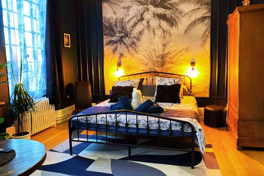 Bleu Chic et Cosy – Chambre de charme dans château avec piscine & spa in Varennes-Vauzelles, Nièvre