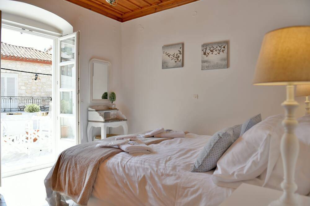 Hydra's Pearl *Brand new* at the heart of Hydra in Hydra