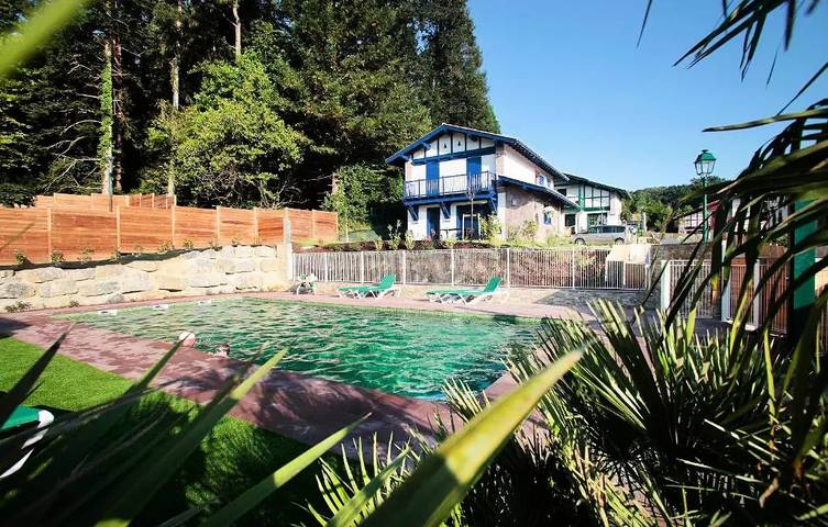 Location de vacances pour 8 personnes, avec jardin et piscine, animaux acceptés à Urrugne - 2