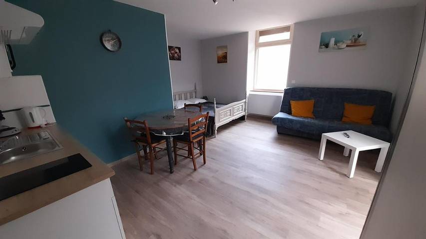Gîte pour 3 personnes, avec Balcon ainsi que Terrasse et Vue à Montjaux