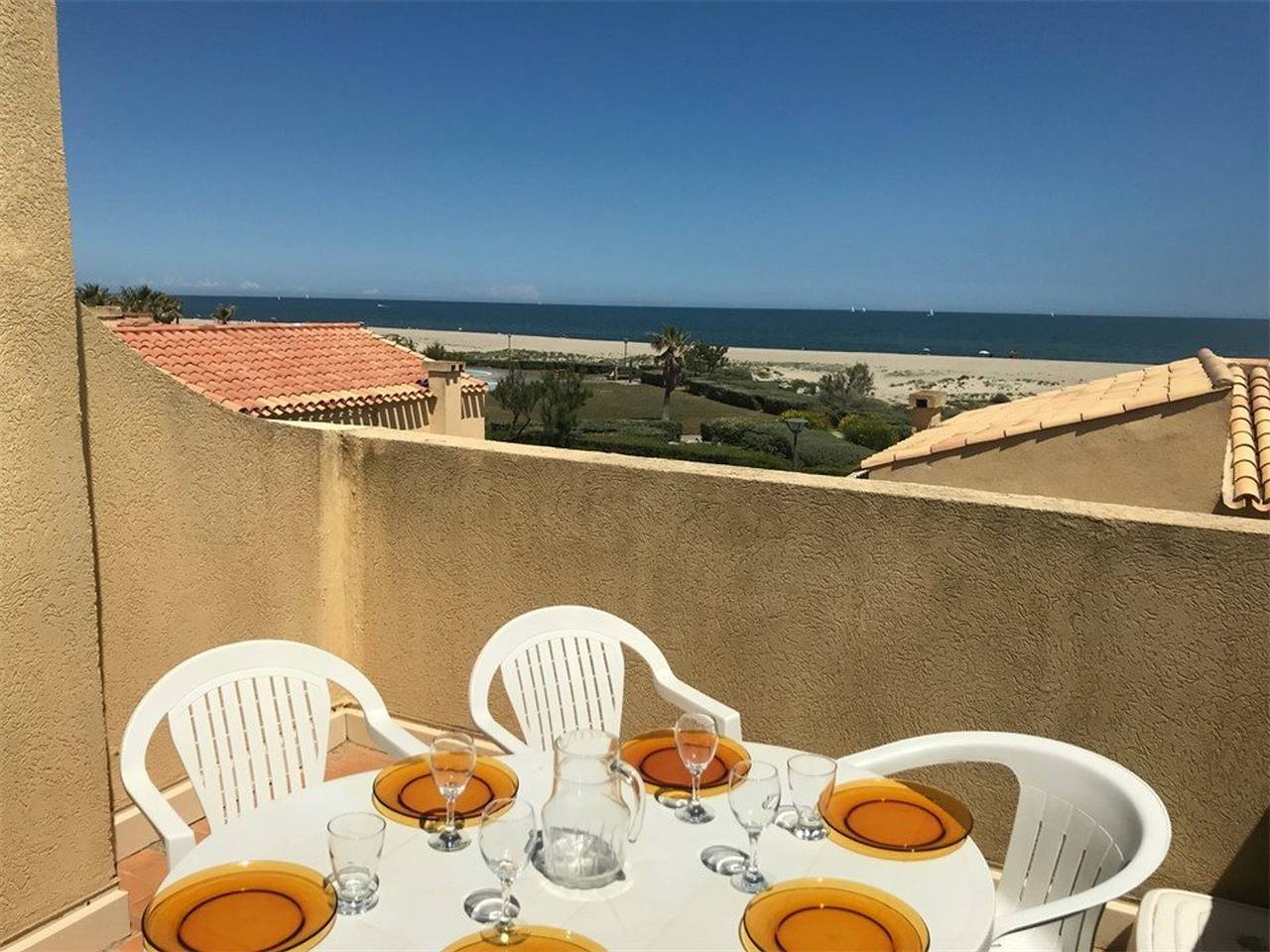 Beachfront Villa with Terrace, Parking, and 4 Single Beds - Sleeps 4 in Port Leucate, Leucate