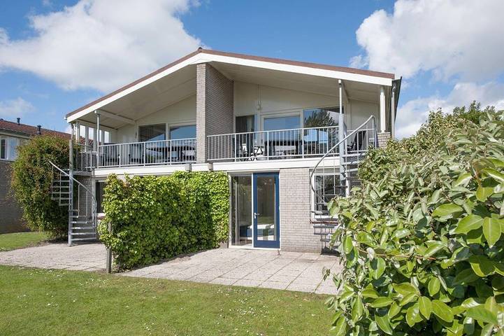 Vacation rental for 6 people, with yard and balcony as well as pool and hot tub in Kamperland