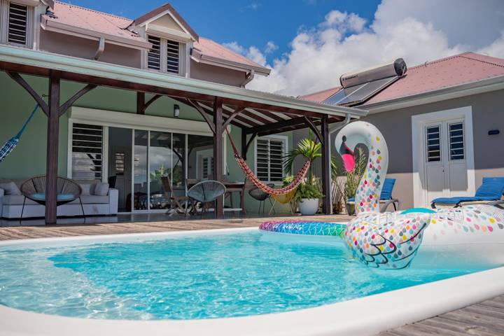 Location de vacances pour 4 personnes, avec terrasse ainsi que piscine et jardin à Rivière-Salée - 3