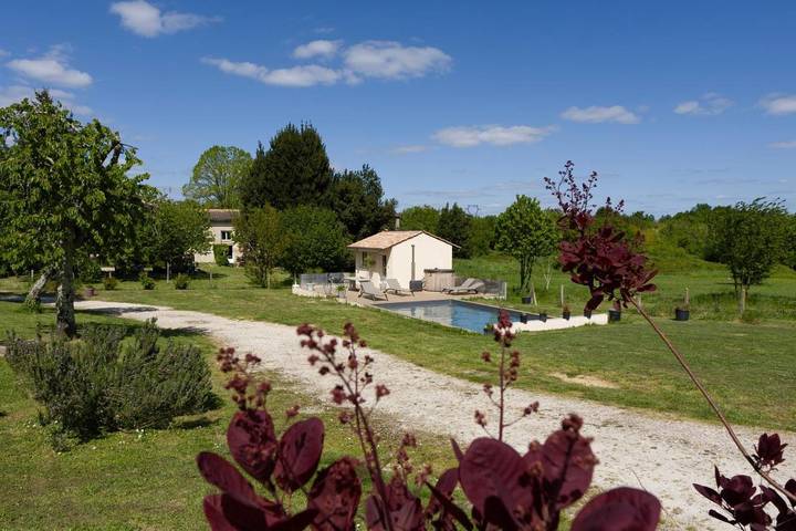 Location de vacances pour 4 personnes, avec Jacuzzi et Terrasse ainsi que Jardin et Piscine à Tauriac