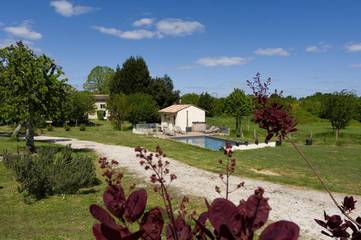 Gîte pour 4 personnes, avec piscine ainsi que jacuzzi et jardin à Tauriac