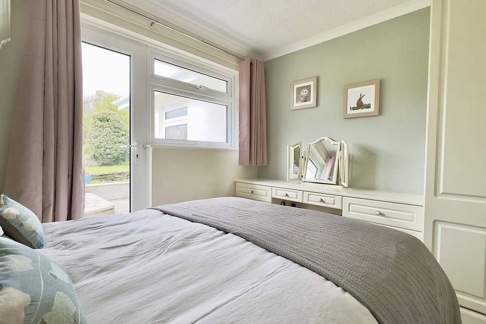 Sleeps 6 guests, ample driveway parking, front and rear gardens. Pets welcome in Padstow, Cornwall