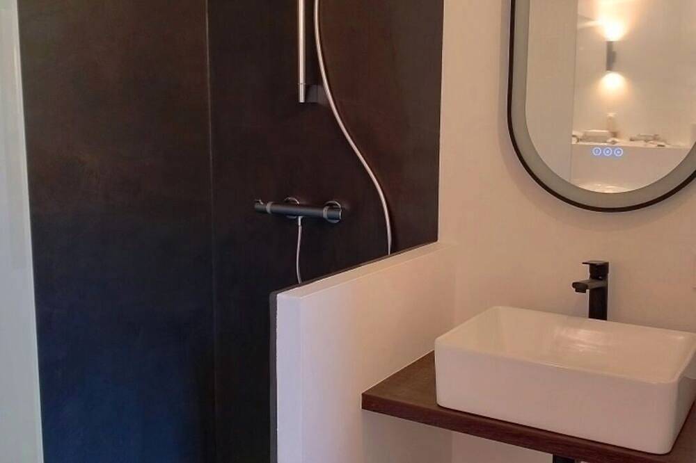Entire apartment, Apartment in 1 of the most beautiful villages of Provence in Tourtour, Draguignan region