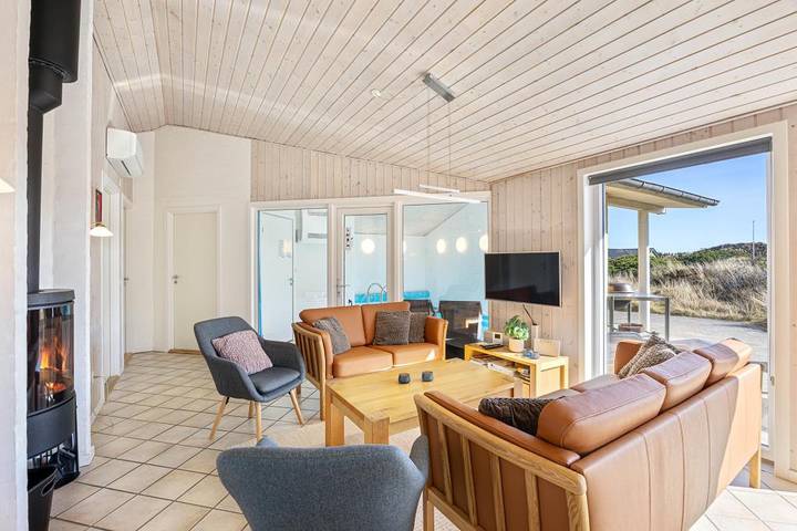 Schönes Ferienhaus mit Pool, Whirlpool und Sauna in Årgab, Holmsland Klit