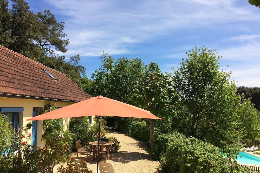 Gîte tout confort dans un domaine boisé au bord de la piscine près de Sarlat in Calviac-en-Périgord, Périgord Noir