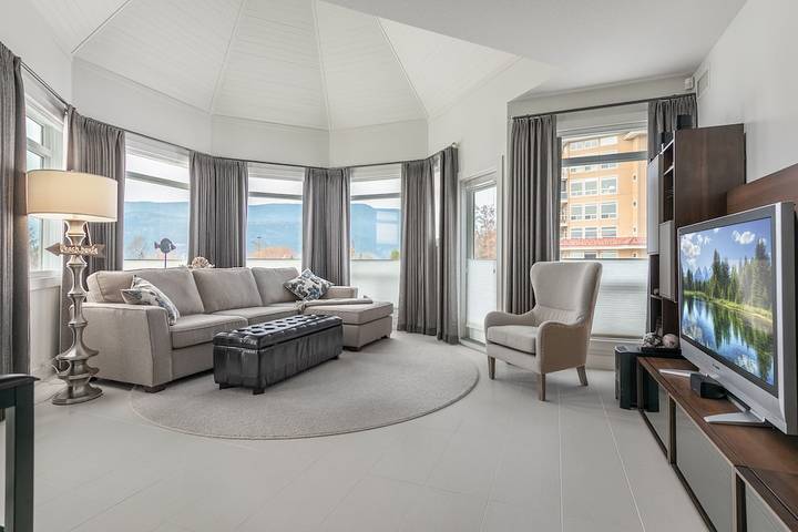 Vacation rental for 8 people, with balcony and hot tub as well as pool in Kelowna
