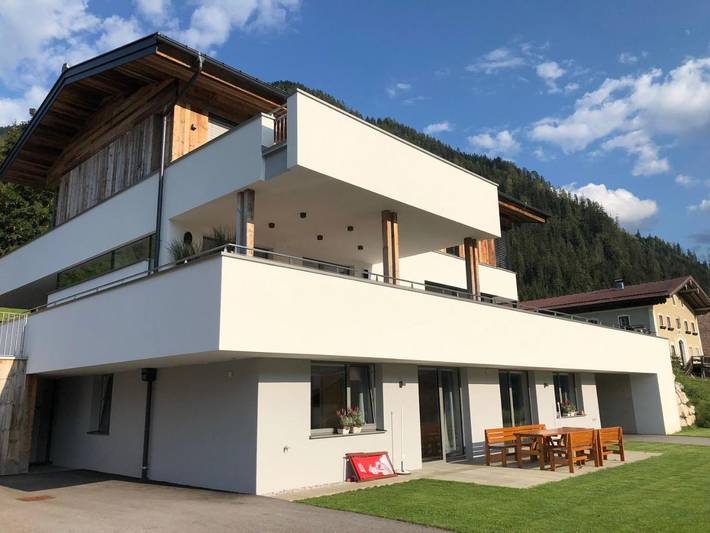 Ferienwohnung für 13 Personen, mit Balkon und Terrasse sowie Garten und Pool in Flachau