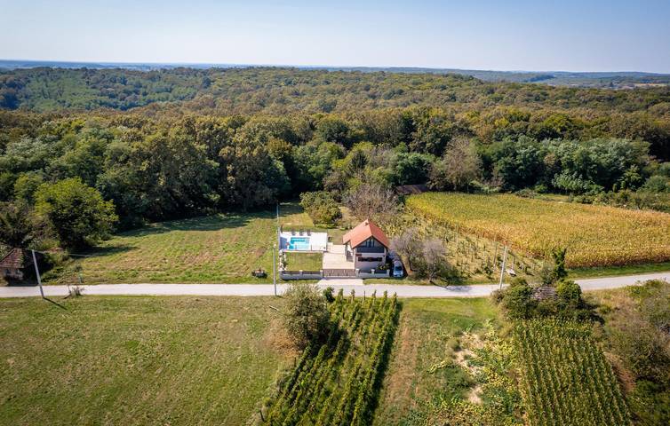 Gemütliche 140 m² große Wohnung mit Pool, Terrasse, WLAN und Parkplatz in Kapela, Bjelovar-Bilogora