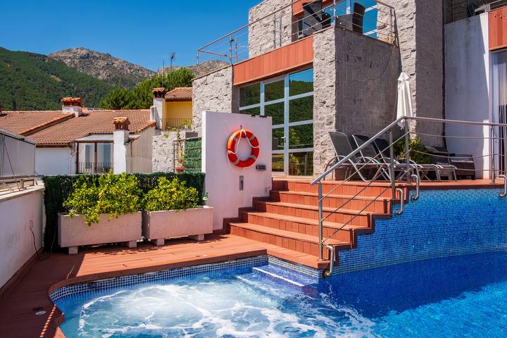 Casa rural para 16 personas, con jacuzzi además de balcón y piscina para niños, Familias con niños en Sierra de Gredos - 2