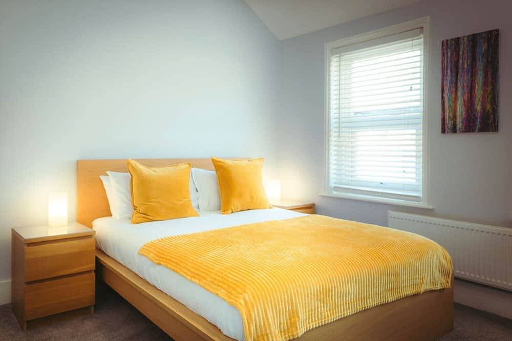 Old Town Cottage - cosy cottage hideaway with patio garden in Eastbourne, East Sussex