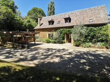Gîte pour 9 personnes, avec piscine ainsi que jardin et terrasse, animaux acceptés à Saint-Amand-de-Coly