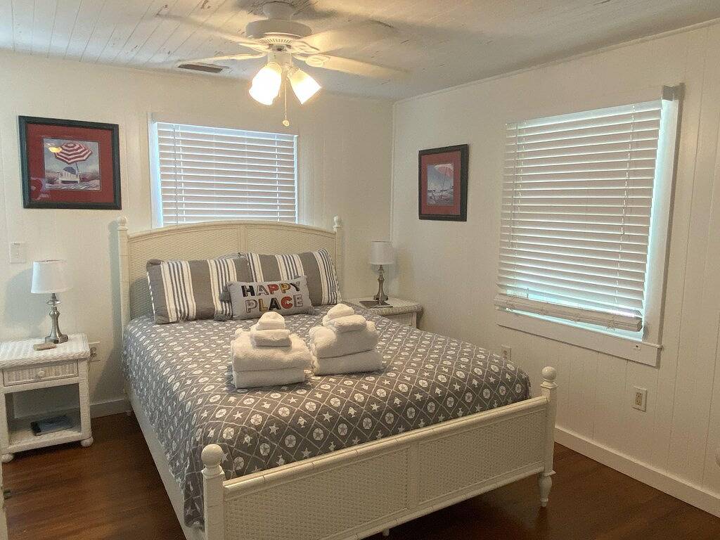 Vilano Beach Cottage, 1/2 block to Surfside Beach. Historic Capo Cottage in Vilano Beach, St. Johns County