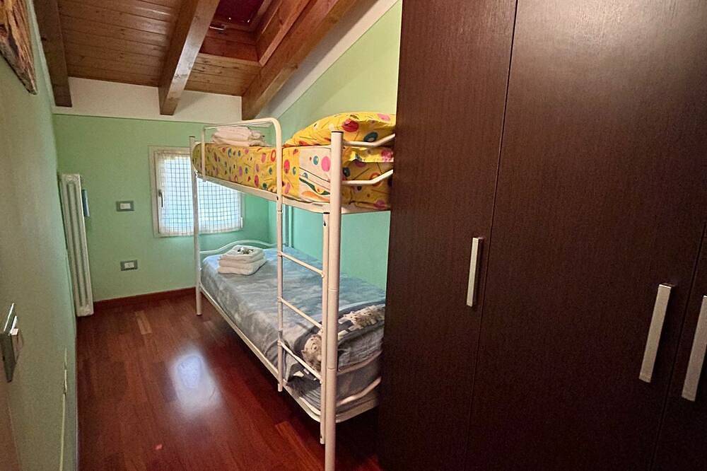 Ganze Wohnung, Apartment with a breathtaking view in a complex with an outdoor pool in Monte Isola, Iseosee