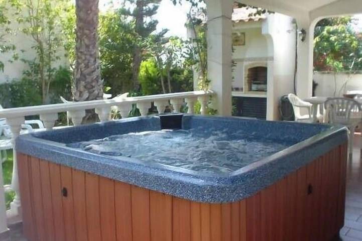 Villa für 4 Personen, mit Balkon und Whirlpool sowie Garten - 1