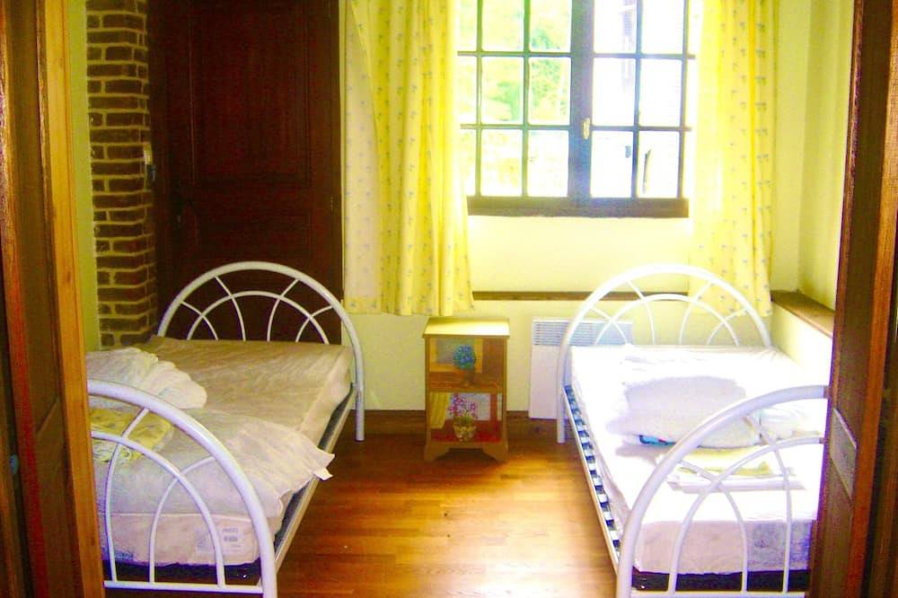 Pretty Cottage in grounds of Chateau with heated pool in Grandcourt, Région de Dieppe