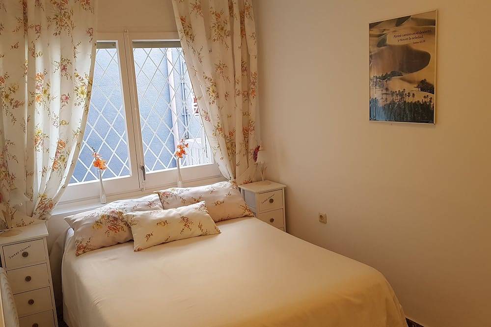 Entire apartment, Sunny apartment 6 people with pool in Platja de Castelldefels (Gavà), Castelldefels