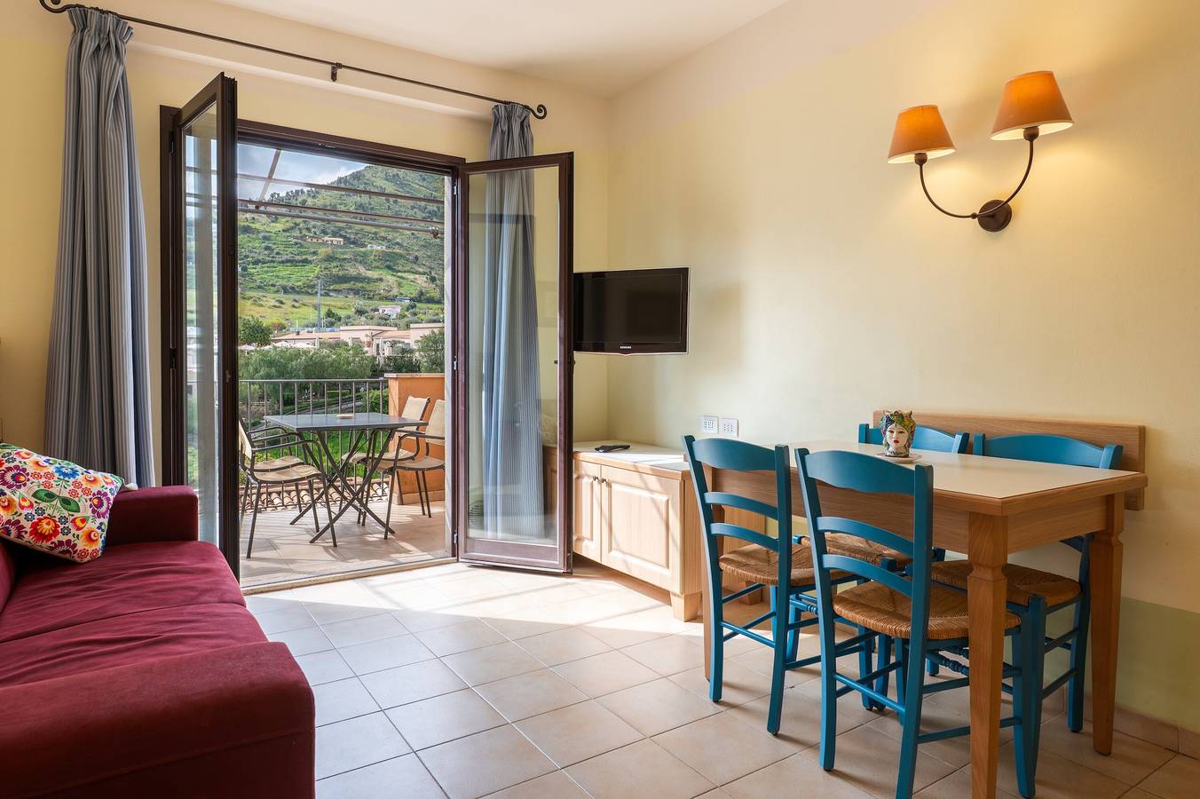 Appartamento intero, 'Cefalù Seaside Pool Villa' con piscina condivisa, Wi-Fi e Aria Condizionata in Mazzaforno, Cefalù (Comune)