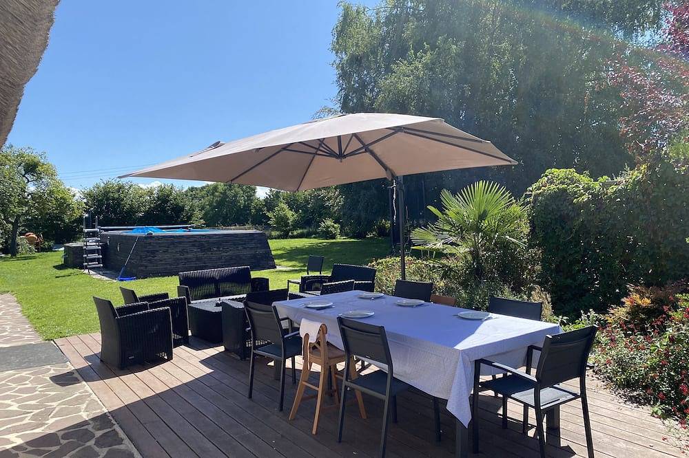 Lovely thatched cottage with pool, just 10 minutes from the glamour of Deauville in Blonville-sur-Mer, Region de Lisieux