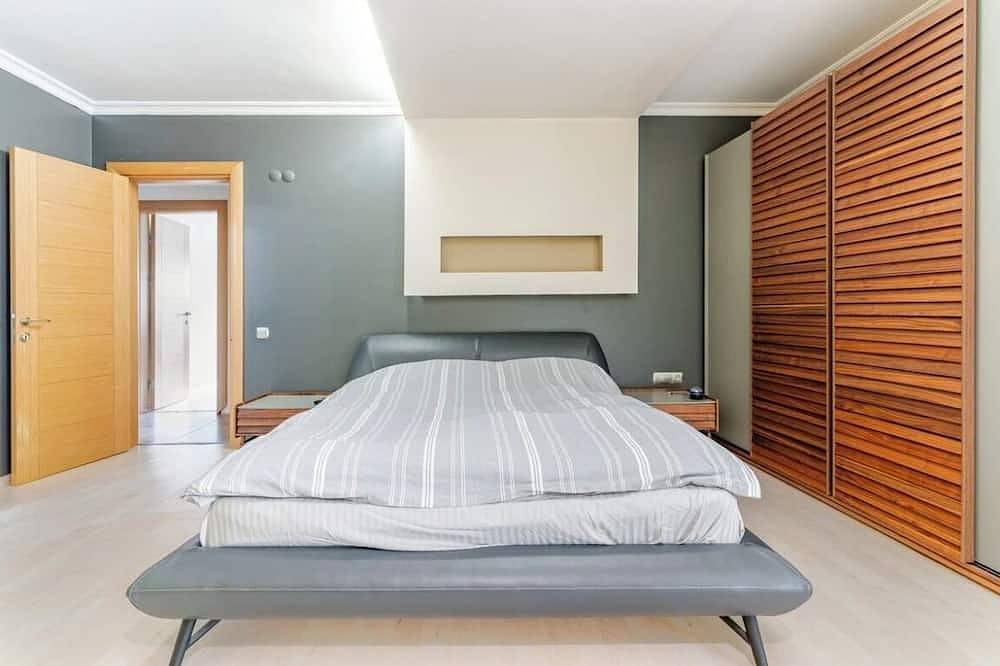 Entire apartment, 3-bedroom private garden apartment in amazing Kusadasi with Wifi, pool, Ac in Kusadasi, Aydın Province