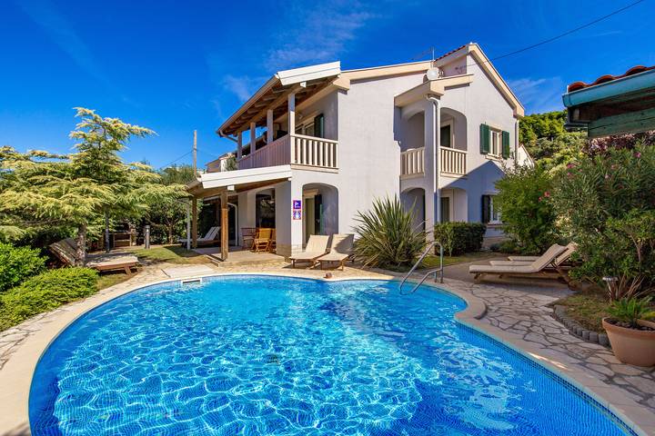 Ferienwohnung für 4 Personen, mit Terrasse und Pool in Banjol