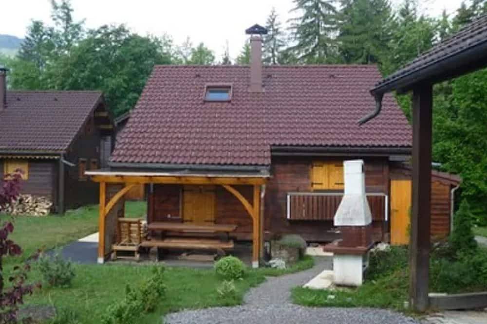 Chalet \"6p Classic - L'Érable\" with Mountain View, Private Terrace & Wi-Fi in Verchaix, Bonneville region