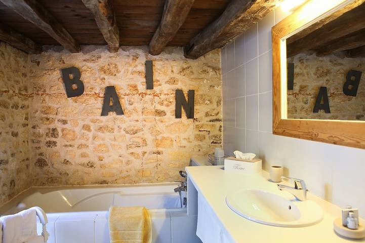 Location de vacances pour 5 personnes, avec terrasse ainsi que piscine et jardin à Donnazac - 4