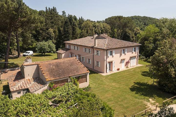 Villa für 16 Personen, mit Whirlpool und Terrasse sowie Garten in Fauglia