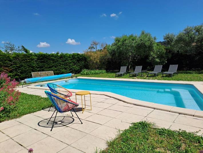 Location de vacances pour 5 personnes, avec jardin ainsi que piscine et vue dans Montlegun