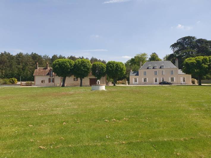 Location de vacances pour 6 personnes, avec vue et piscine ainsi que vue sur le lac et jardin à Lassay-sur-Croisne