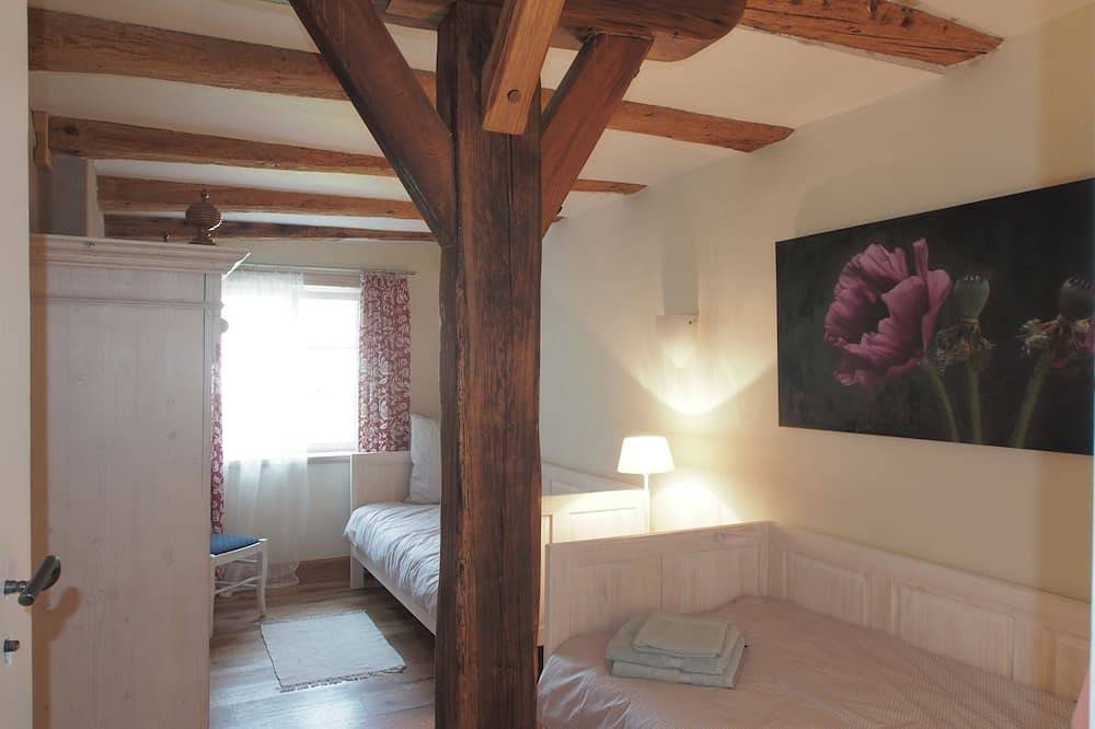 Ganze Wohnung, Ferienwohnung Hochparterre mit Seeblick 200m zum See in Öhningen, Untersee