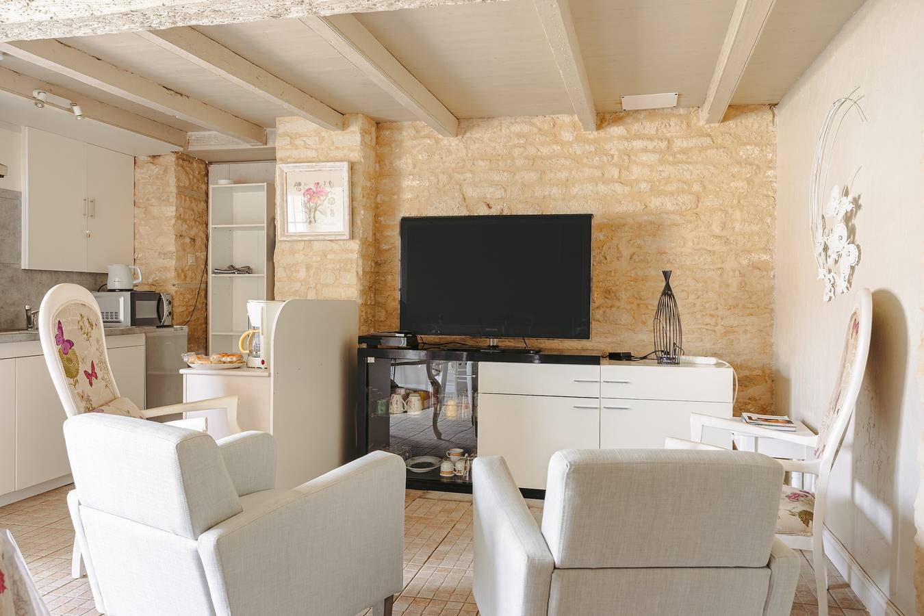 Gîte romantique charentais avec terrasse partagée, Wi-Fi et climatisation in Le Thou, Région de Rochefort