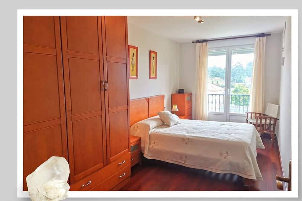 Entire apartment, Apartment with 2 double bedrooms (4 persons), 1 bathroom at 400 meters from the beach in Boiro, Rías Baixas