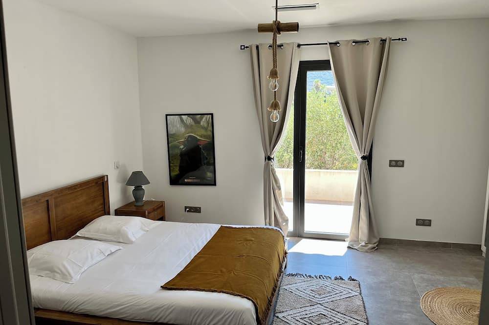 Villa moderne avec piscine, vue mer et montagnes à 600m du centre ville in L'Île-Rousse, Région de Calvi