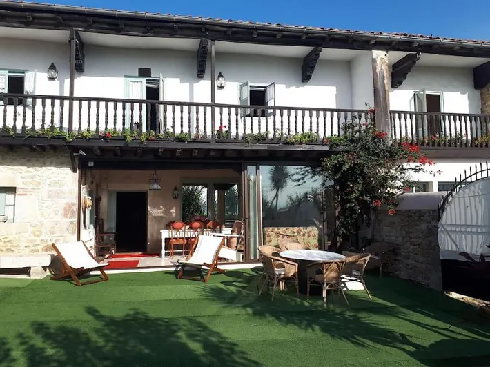 Ferienhaus für 10 Personen, mit Terrasse und Garten sowie Ausblick, mit Haustier - 1