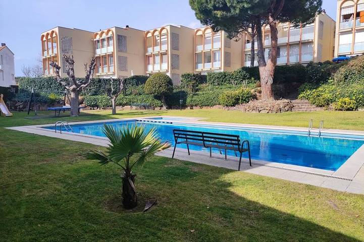 Apartamento de vacaciones para 4 personas, con jardín además de piscina y balcón - 1
