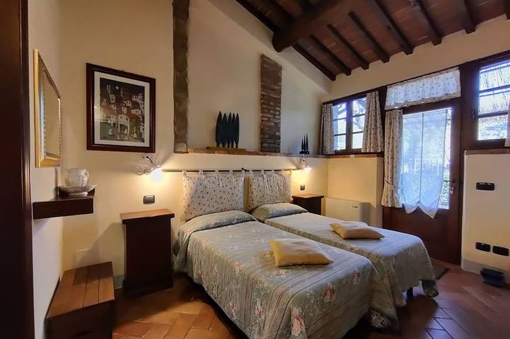 Elegant country barn in Cortona 2bed2bath with shared pool & gorgeous gardens in Scanizza, Tuoro sul Trasimeno