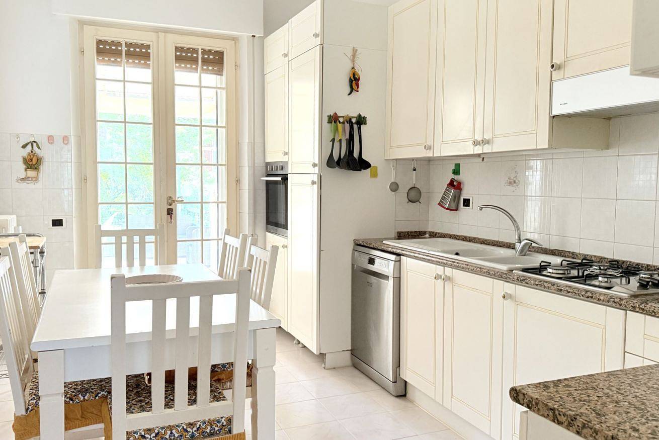 Appartement entier, S353 – Sirolo, Spacious Four-Room Apartment with Garden and Full Amenities in Sirolo, Riviera del Conero