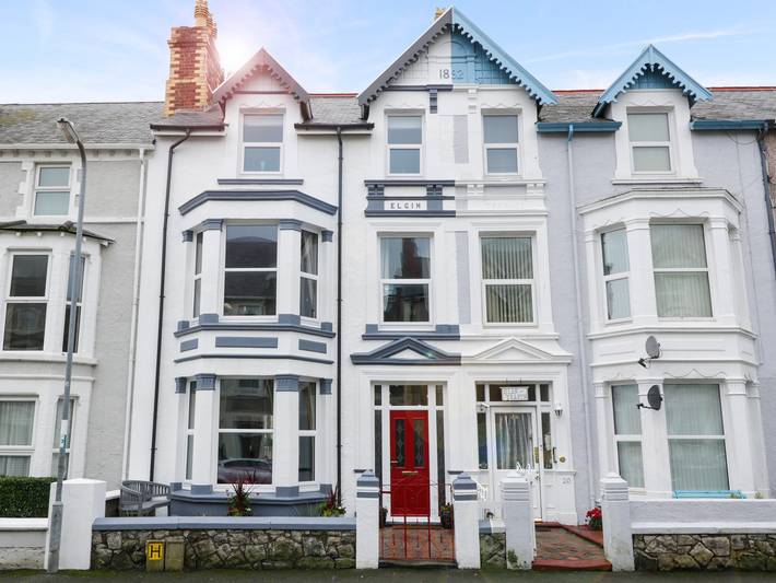 Cottage for 12 people, with garden, with pets in Llandudno