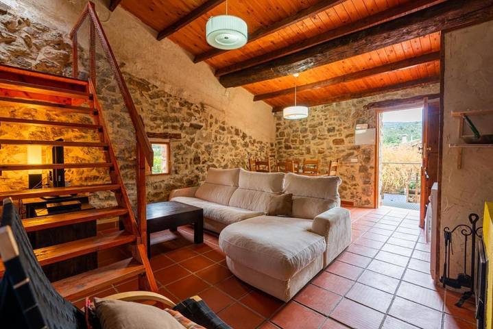 Casa rural con piscina para 6 personas, con Balcón y Jacuzzi además de Terraza y Jardín en Los Serranos
