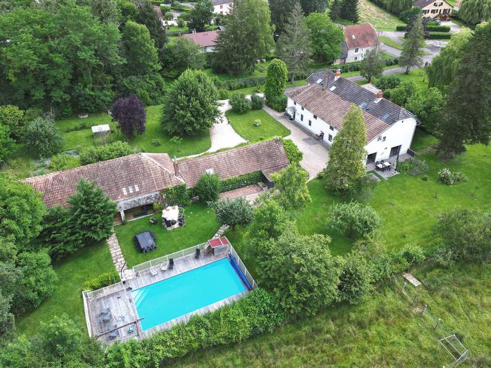 Gîte pour 21 personnes, avec Jacuzzi et Terrasse ainsi que Jardin et Sauna dans Fondremand
