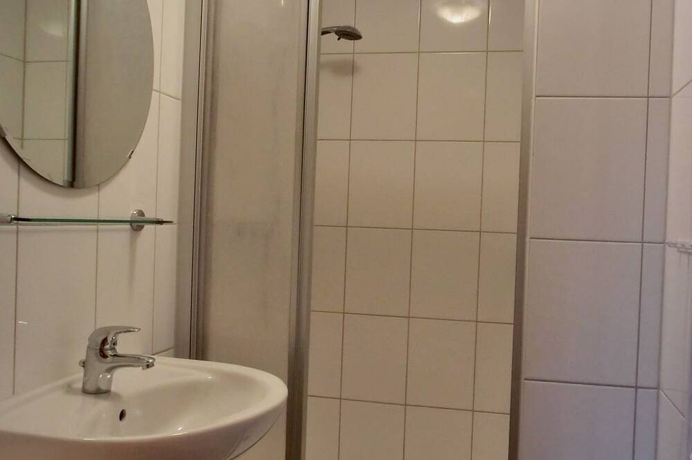 Ganze Wohnung, 2-Zimmer-Ferienwohnung für 4 Personen im Erdgeschoss im Wlan - Nh in Neu Hirschburg, Ribnitz-Damgarten