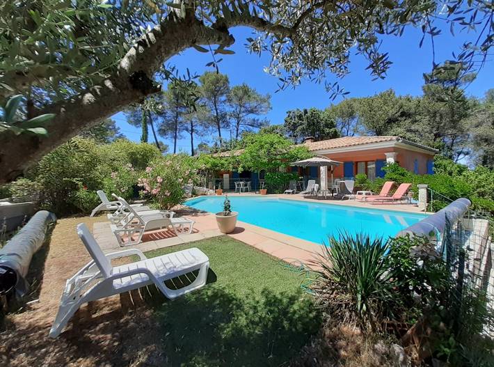 Location de vacances pour 14 personnes, avec terrasse ainsi que jardin et piscine, animaux acceptés à Flassans-sur-Issole